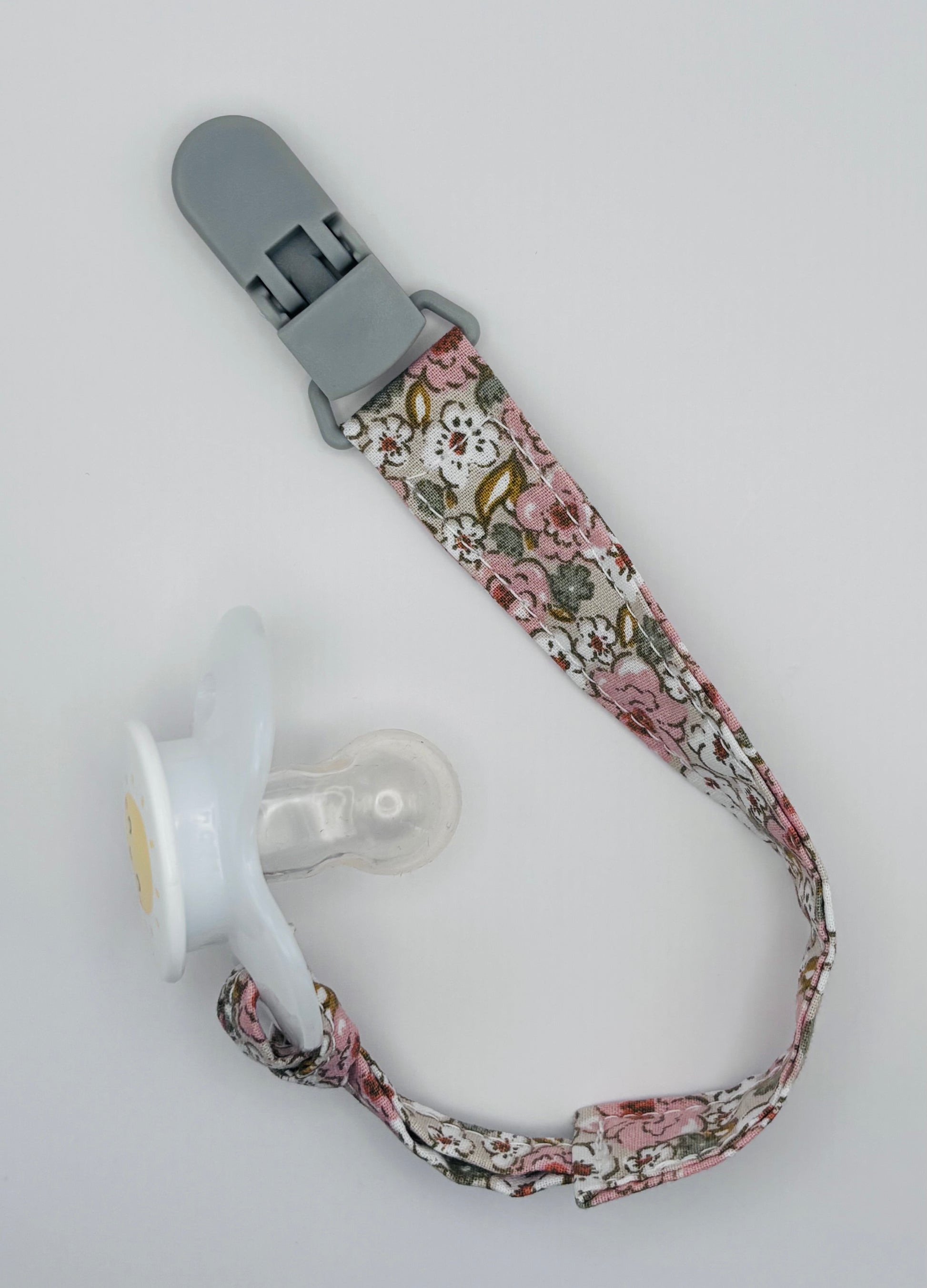attache-tétine Bubuclip fleuri rose pinse grise - petit beba