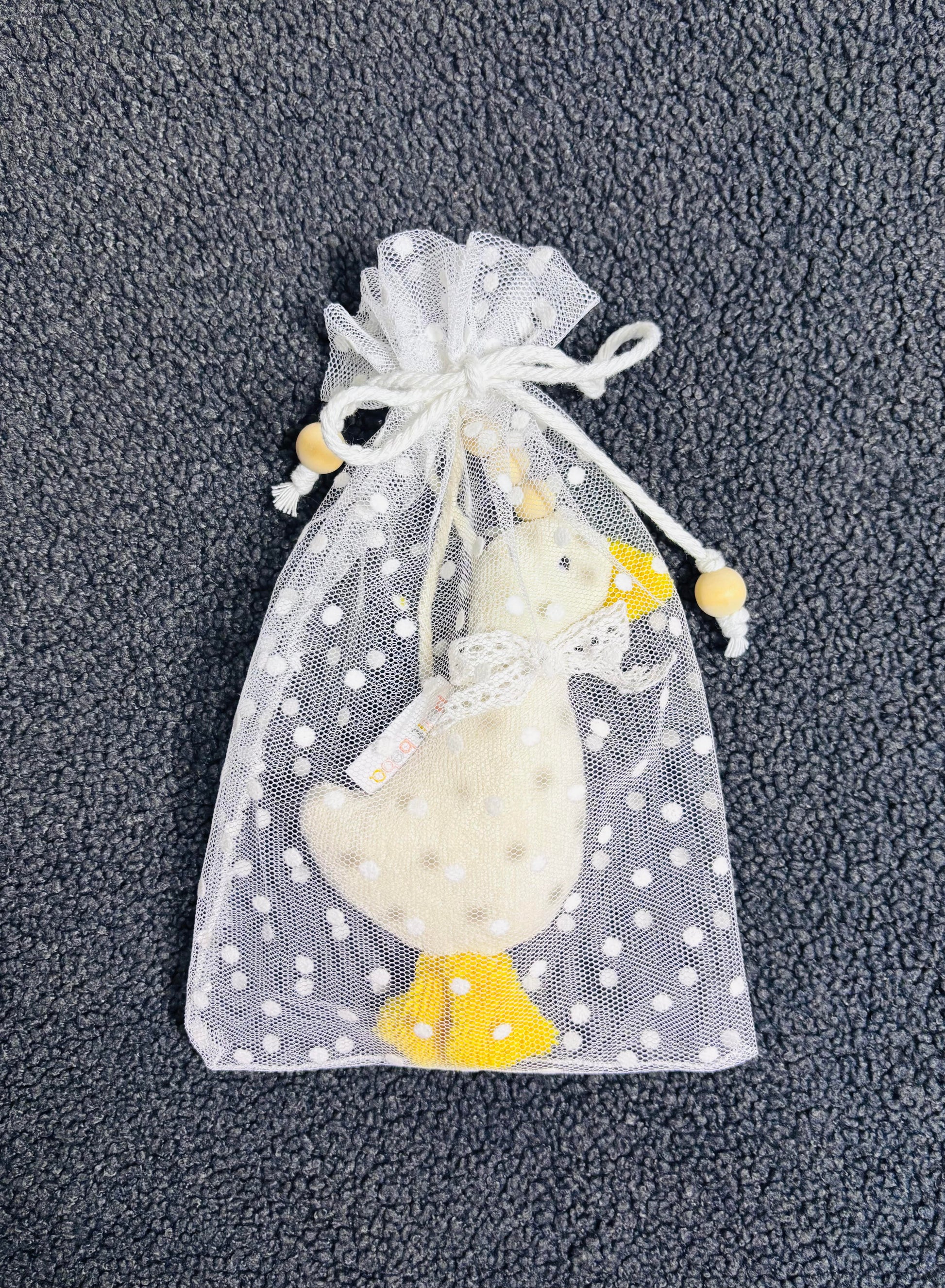 Petit doudou canne Rennie dans pochon en tulle, à attacher à la poussette ou au sac – fait main pour bébé – petit beba 