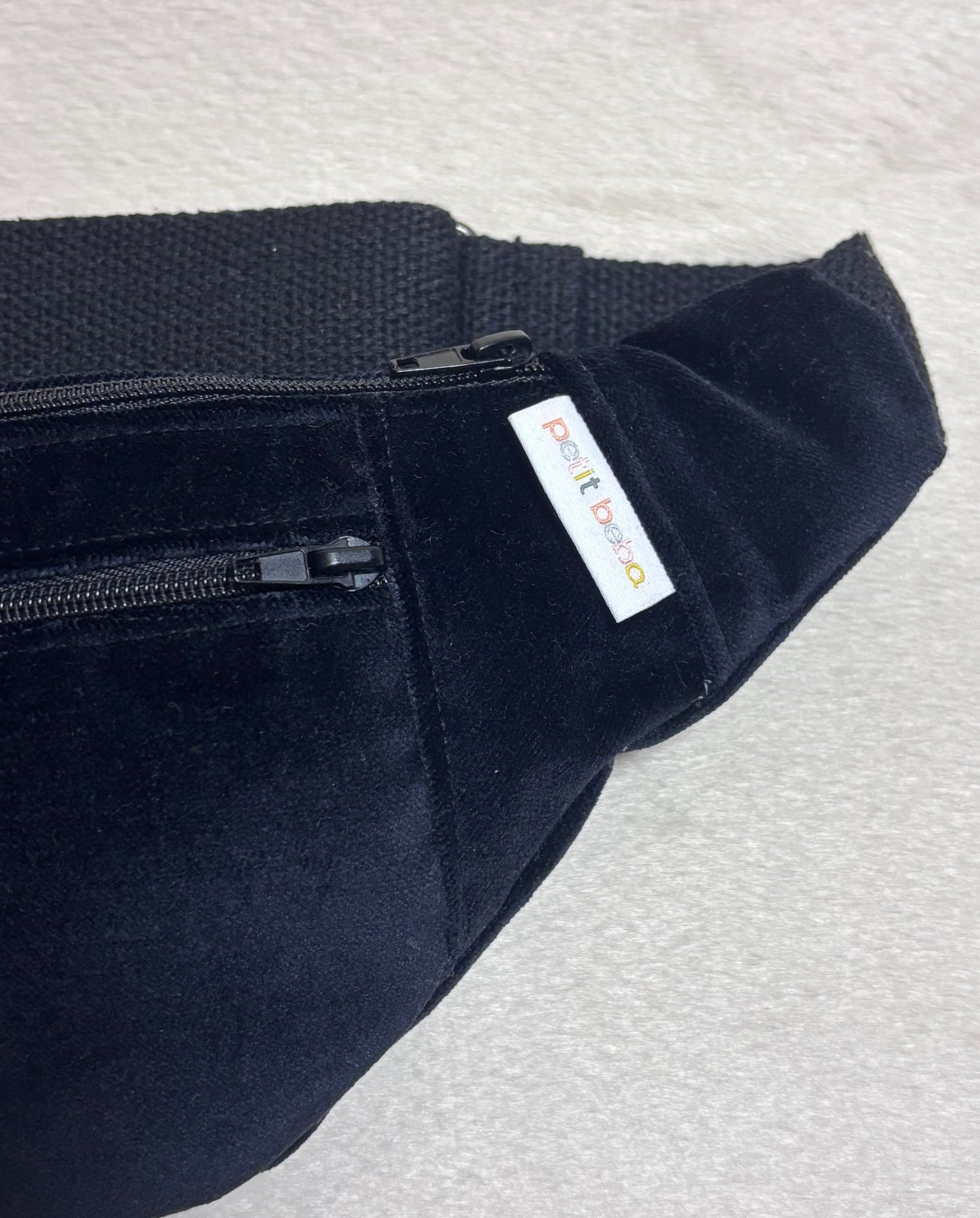 sac banane signature pour adulte en velours noir avec sangle noir -petit beba