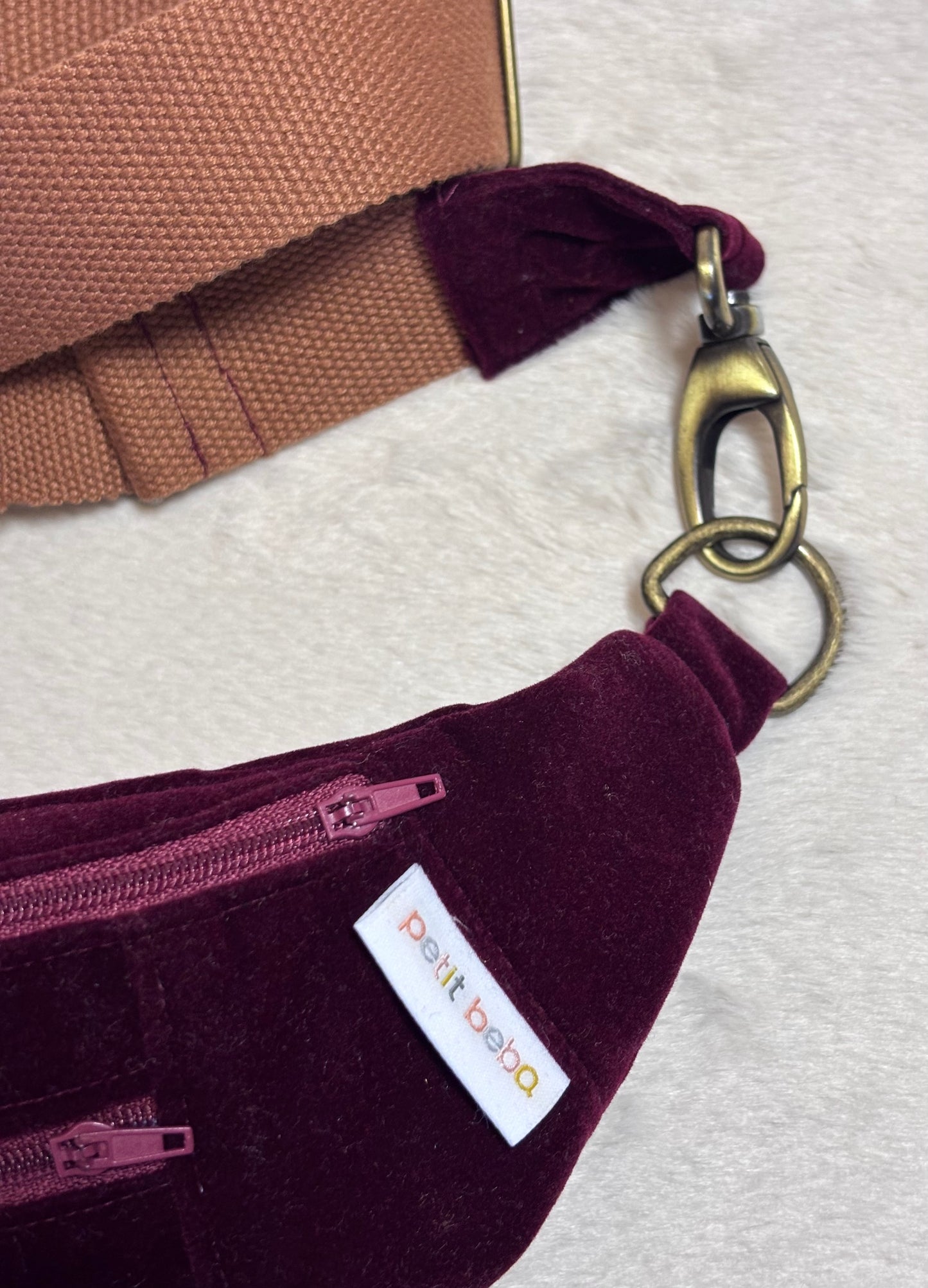 sac banane signature pour adulte en velours bordeaux - petit beba